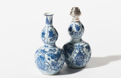 A pair of gourd-shaped blue and white vases, Wanli period (1573-1619)