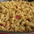 Crumble aux fraises, pèches et flocons d'avoine