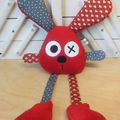 Doudou lapin rouge et gris