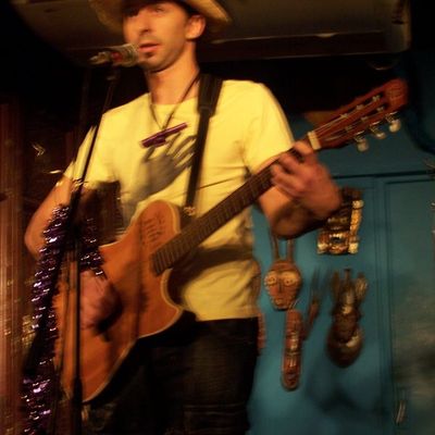 Oldelaf et monsieur D chantent Noël