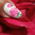 Nail art la rose et son bouton de rose à l'aquarelle sur top coat matifiant Kristal Beauté