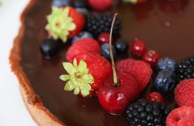 La tarte au chocolat et aux fruits rouges des mois de juillet