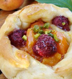 CHAUSSONS BRIOCHES ABRICOTS-FRAMBOISES AUX PISTACHES