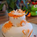Gâteau en pâte à sucre blanc et fleurs oranges type tournesol (de l'idée à la réalisation)