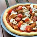 Pizza tomate, poulet au paprika fumé, fior di latte, champignons et tomates cerises 