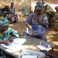 La tontine, ou le micro-crédit au féminin, fait recette au Sénégal.