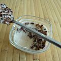 yaourts soja maison aux éclats de fèves de cacao et avec Sukrin (sans sucre)