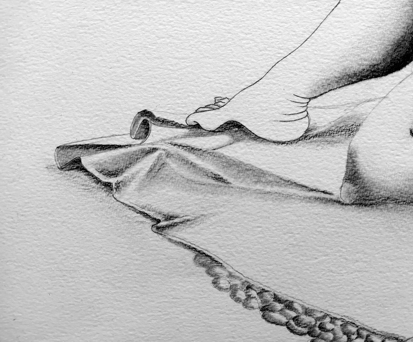 Dessin noir et blanc au crayon. Détail sur les pieds et la serviette d'un nu féminin allongé 