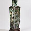 Vase en porcelaine de forme quadrangulaire à col cylindrique évasé à décor polychrome des émaux de la Famille noire, XIXe siècle