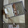 Cadeau de naissance garçon original:pochette couches et lingette et range attache tétine 