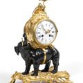 Pendule à l'éléphant en bronze ciselé, doré et patiné. Style Louis XV.