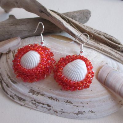 boucles d'oreilles: coquillage blanc et perles rouges.