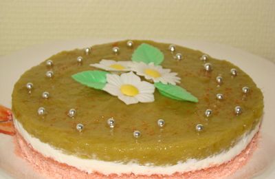 Le "Trio Nacré" : Entremet au fromage blanc et rhubarbe sur lit de rose