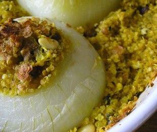 Oignons farcis au quinoa, raisins et curcuma