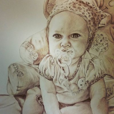 Petite fille et son éléphant en peluche 