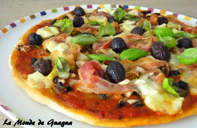 Pizza pancetta, basilic, olives et fonds d'artichauds