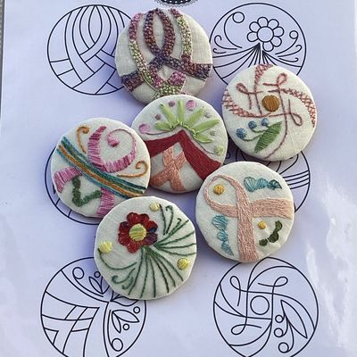 Broches brodées