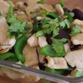 Recette chinoise : poulet, poivrons et champignons noirs mijotés. 