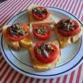 Tapas – Canapés de tomate aux anchois