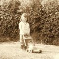 Jeanne tond la pelouse