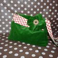 SaC tout velours vert, doublé 100% coton à pois et sa fleur 