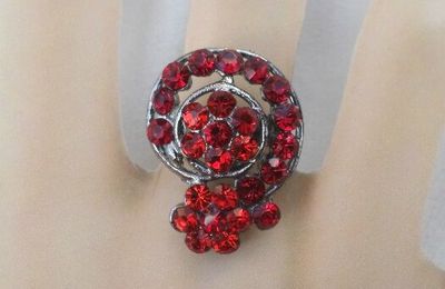 Bague Fantaisie Fleur Malaya Strass Crystal Couleur Rouge Métal Couleur Argenté Gris Ajustable