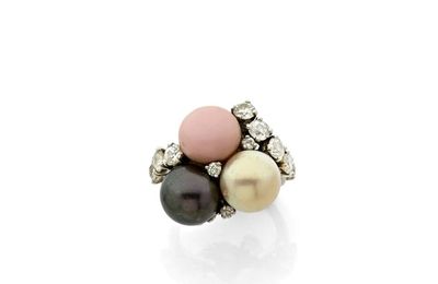 Bague  ornée de deux perles fines et d'une conch pearl crème, grise et blanche épaulées de diamants taillés en brillant, 1930