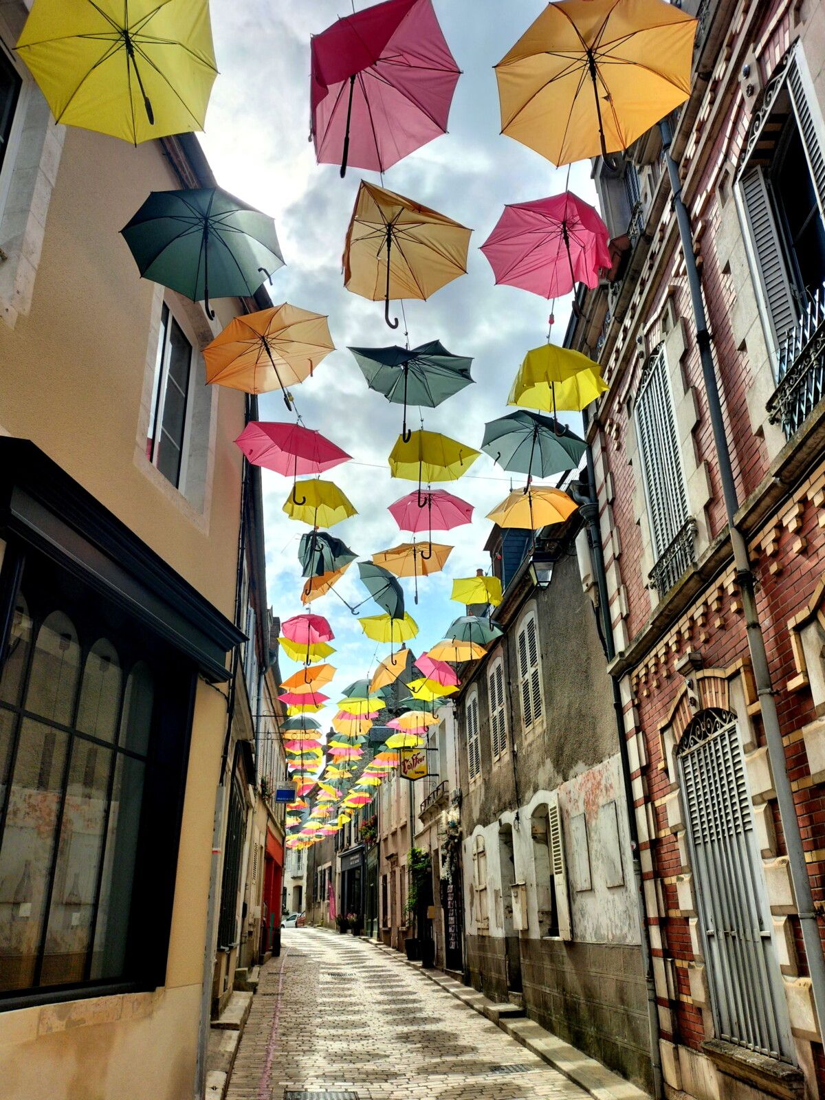 Sancerre, rue des parapluies, août 2024 (18)