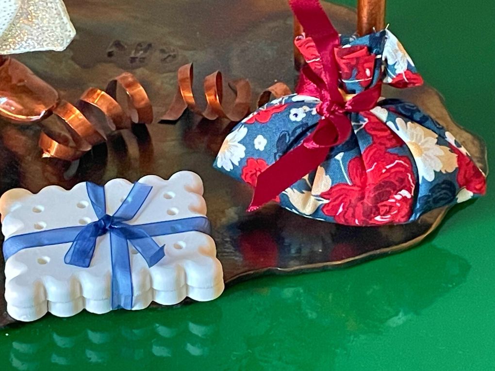 Lundi 13 octobre 2025 : Samedi  11 dans ma BAL   Merci  Lili   Avec un peu d'avance tu as pensé à moi   Tes créations me vont droit au coeur   *  Merci Marike   Ta présence  Ton bouquet de fleurs  Tes jolies cartes  Ta pochette  Ton petit cadre  à la rose   Contente que l'expo d' Entraigues t'ai plu ainsi que l'étang des Martailles que je t'ai fait découvrir -Diapo ci-dessous-