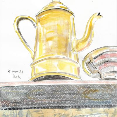 La cafetière jaune sur l'étagère 