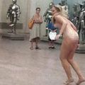 Arrêtée nue au musée