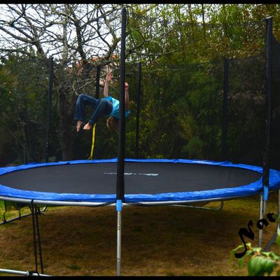 Joie du saut en trampoline