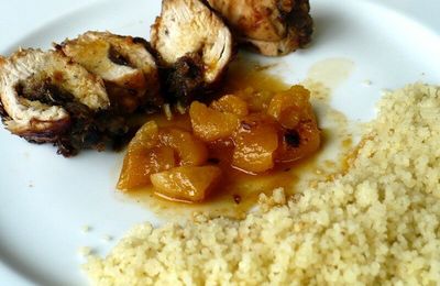 Blancs de poulet farcis aux dattes fraiches, sauce à l'orange et aux abricots secs