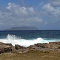 Nous avons quitté la Désirade mais elle n'est pas loin, nous la voyons au large de la Pointe des Chateaux en Guadeloupe