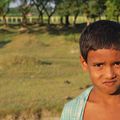 Un jeune Bangladais dans la campagne de Paharpur
