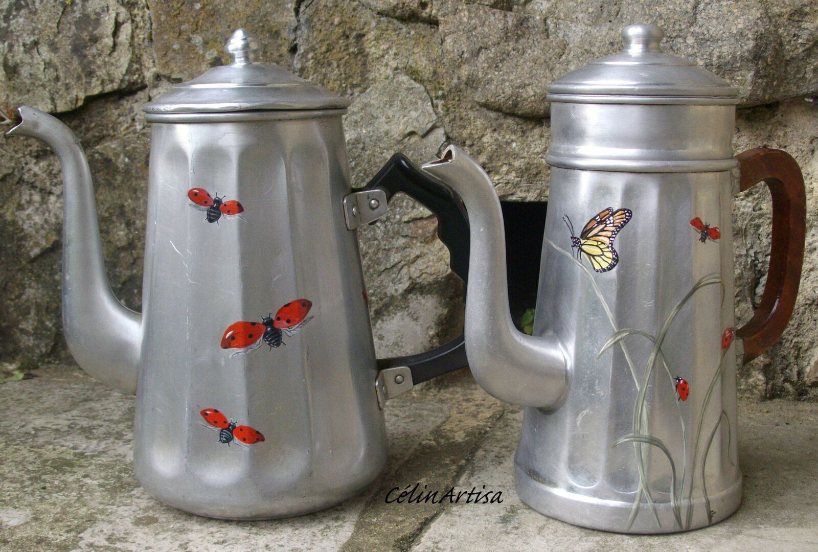 anciennes cafetières alu customisées - acrylique- insectes