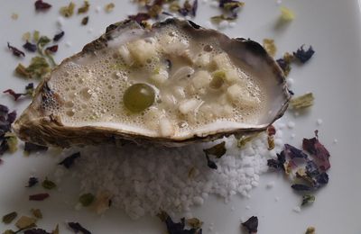 Ecume d'huître sur un risotto croquant au soja et pomme verte