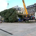 L INSTALLATION DU SAPIN SUR LA PLACE DE JAUDE