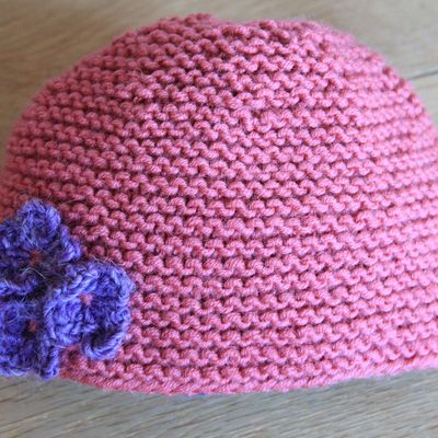 Le bonnet rose à fleurs de Brune