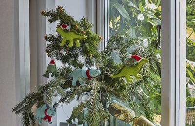 Jurassic Xmas : quand les dinosaures décorent le sapin de Noël