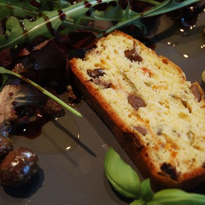 Simply cake aux olives noires, poivrons confits et parmesan