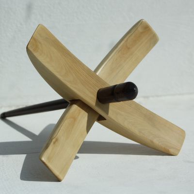 Un fuseau en buis et bannia (non disponible)