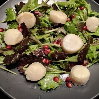Salade de saint Jacques, graines de grenade, vinaigrette au vinaigre balsamique 