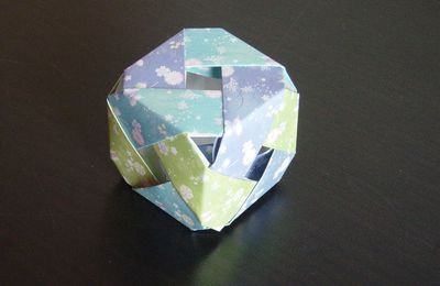 Cube à trous 