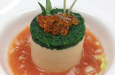 Bavarois de Crabe Glaçé à la Gelée de Cerfeuil sur Coulis de Tomates.