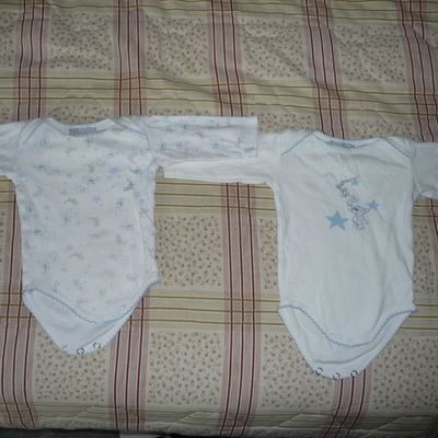 2 Bodies blancs motifs oursons et étoiles