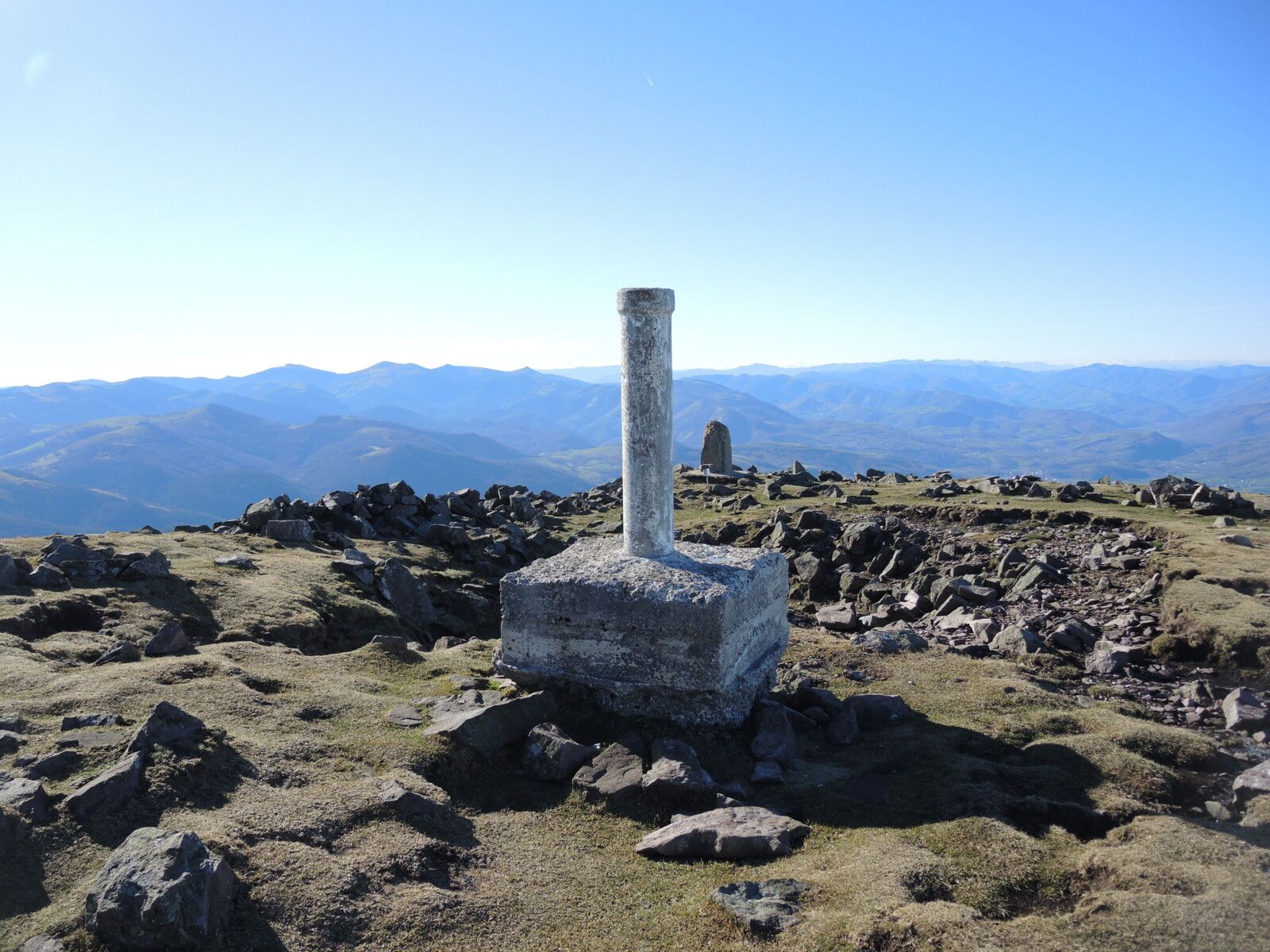 L'Autza, sommet, borne sommitale (Espagne)