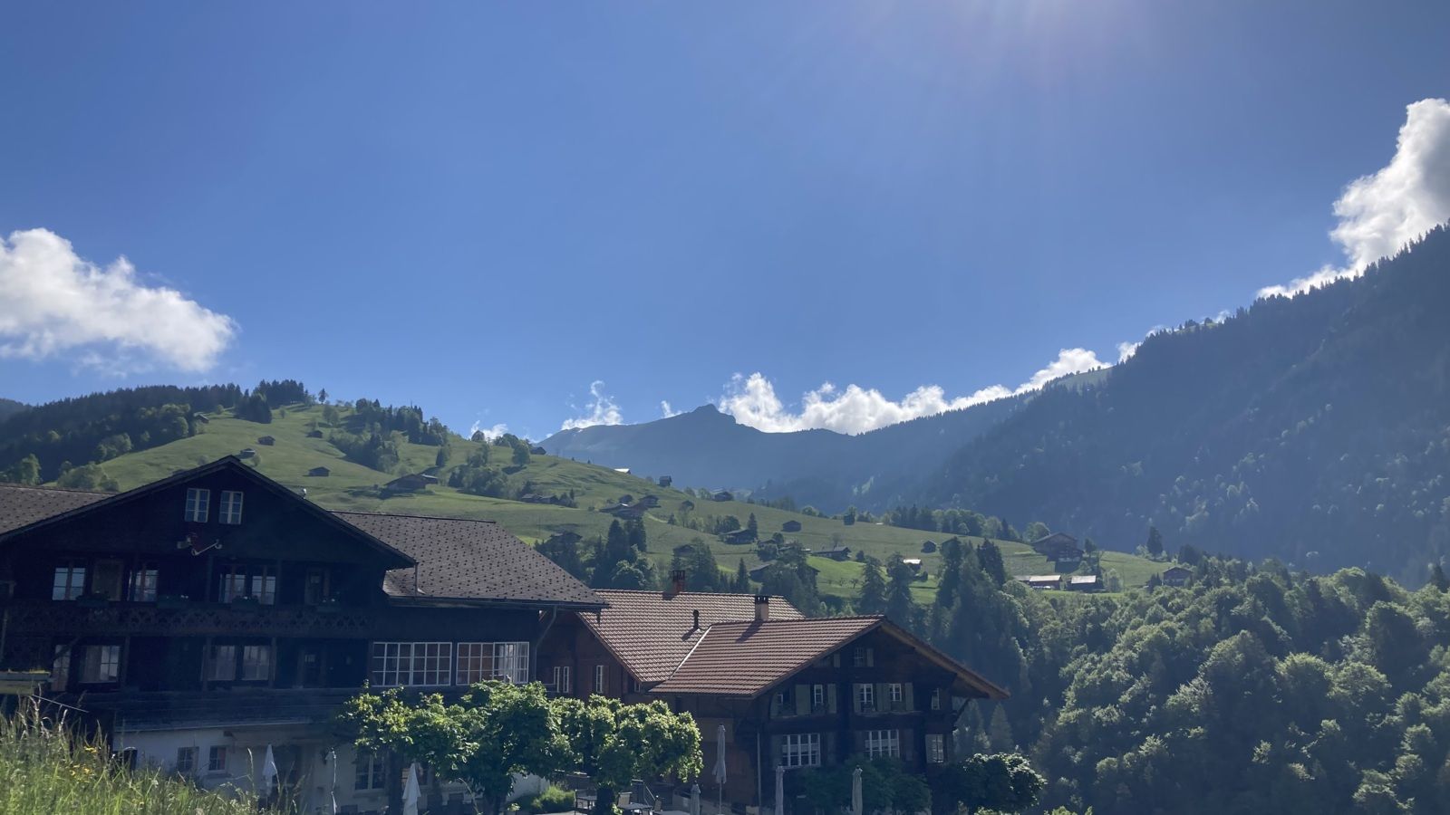 Le petit village dans les montagnes