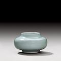 A small 'Guan'-type washer, seal mark and period of Qianlong (1736-1795)