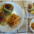 Courgettes et des tomates farcies sur un lit de courgettes et de tomates